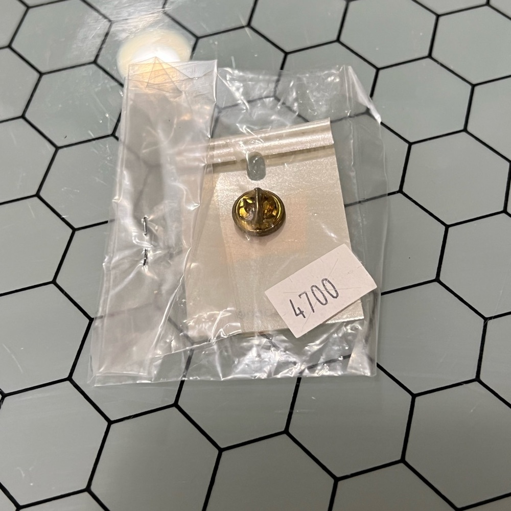 AMERICAN FLAG PIN - Picture 3 of 3